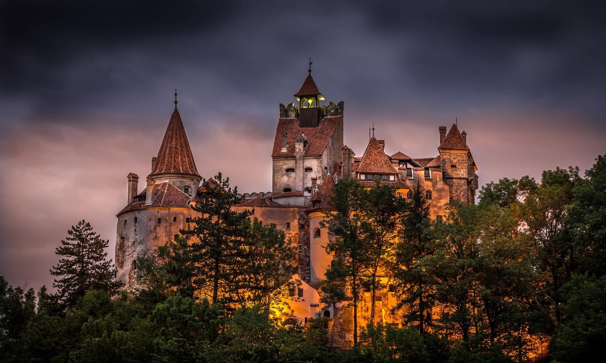 Peleș Castle in Sinaia, Romania — ornate Neo-Renaissance castle among the Carpathian foothills